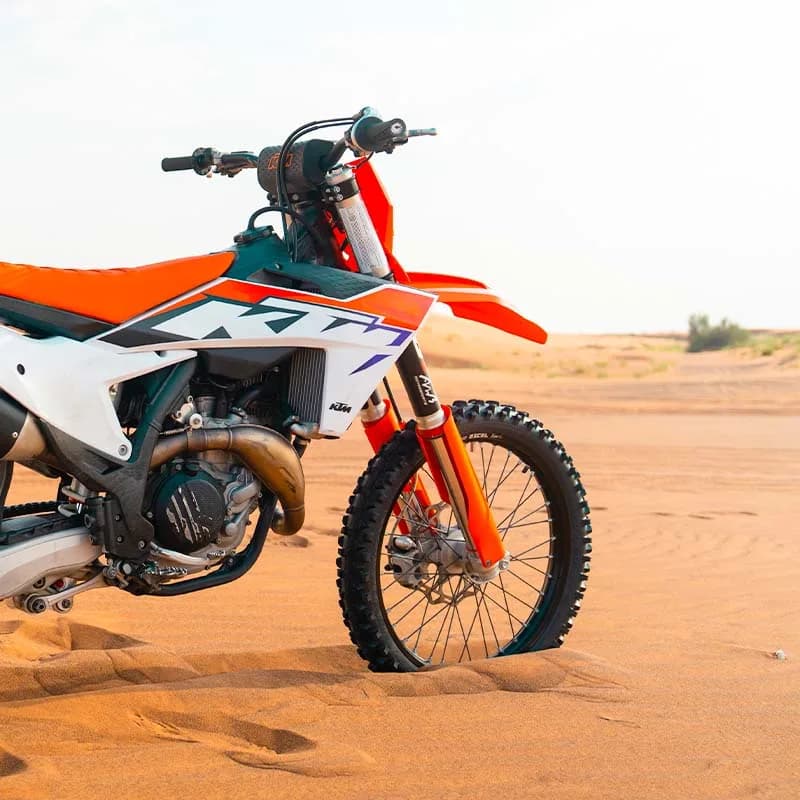KTM 450 dirt bike on a Dubai desert dune trail — photo 2