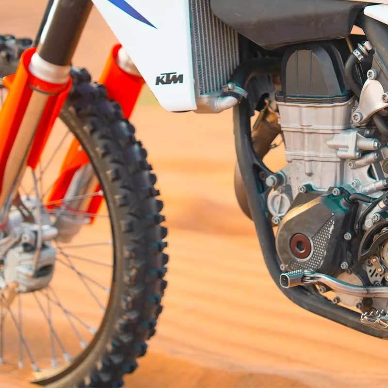 KTM 450 dirt bike on a Dubai desert dune trail — photo 3